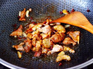 7、菜心红椒炒肉片,大火翻炒至猪肉断生后。