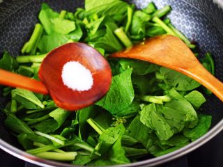 9、菜心红椒炒肉片,根据个人口味,加入适量的盐调味。