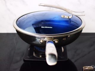 11、菜心红椒炒肉片,盖上锅盖大火烧开后。