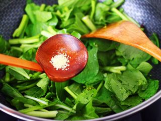 10、菜心红椒炒肉片,再放入鸡精增加口感。