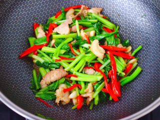 13、菜心红椒炒肉片,大火把所有食材,翻炒均匀即可关火。