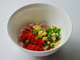 6、白萝卜肉卷,放入猪肉碗中