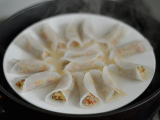 12、白萝卜肉卷,隔水大火蒸10分钟即可