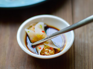 13、白萝卜肉卷,喜欢清淡口味的可以直接吃。亦可以蘸着调味料来吃，随自己喜欢