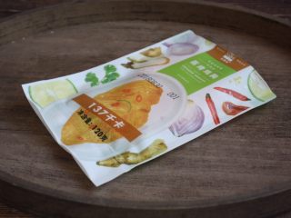 2、蒸烤鸡胸时蔬三明治（便携美食）,太阳谷蒸烤鸡胸是开袋即食品，提前从冰箱里拿出来自然解冻。