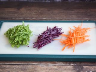 4、蒸烤鸡胸时蔬三明治（便携美食）,生菜、紫甘蓝、胡萝卜切成丝。