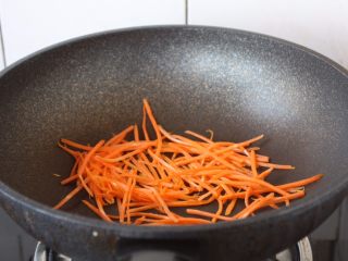 5、蒸烤鸡胸时蔬三明治（便携美食）,热锅凉油，将胡萝卜炒至断生。