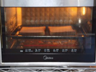 6、蒸烤鸡胸时蔬三明治（便携美食）,面包切片放在烤箱中层，上下180度，烤3～5分钟。或者用微波炉加热30秒。