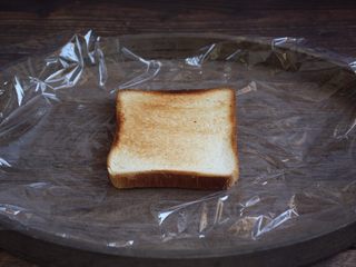7、蒸烤鸡胸时蔬三明治（便携美食）,将一片面包切片放在塑料保鲜膜上。