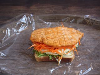 11、蒸烤鸡胸时蔬三明治（便携美食）,放上加热后的太阳谷蒸烤鸡胸。