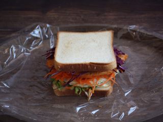13、蒸烤鸡胸时蔬三明治（便携美食）,放上另外一片的面包切片。