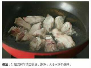 2、黄豆闷猪手＃乐享双节#,猪蹄，切块，洗净。