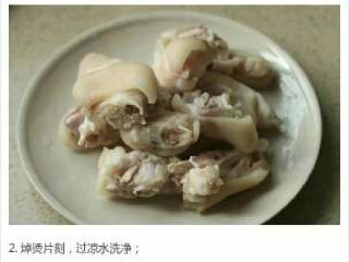 3、黄豆闷猪手＃乐享双节#,烫片刻。洗净。