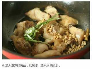 7、黄豆闷猪手＃乐享双节#,加入洗净的黄豆，和葱段。加入适量的水？