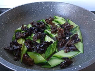 12、黄瓜木耳炒鸡蛋,加入黑木耳翻炒。