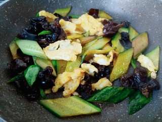 14、黄瓜木耳炒鸡蛋,放入鸡蛋碎。