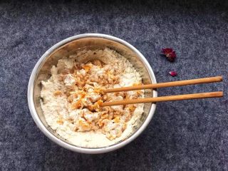 5、夹心南瓜饼,添加糯米粉与白糖搅拌均匀。