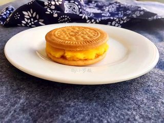 8、夹心南瓜饼,另外一块饼干压在南瓜泥上,饼干有图案两面朝外面,这样做好的南瓜饼,比较好看。