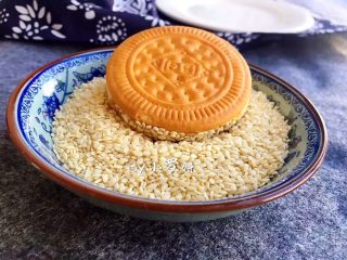 9、夹心南瓜饼,南瓜泥边沿裹上生白芝麻。