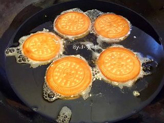 12、夹心南瓜饼,油三成热放入南瓜饼,小火慢慢炸至两面金黄色就好,火不要大,饼干是干的很容易糊哦!