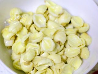 1、南瓜莲子薏米牛奶饼,先把薏米和莲子洗干净,加适量水浸泡至少2个小时,想加快速度,用热水可以减少一半时间。莲子泡好后去芯。