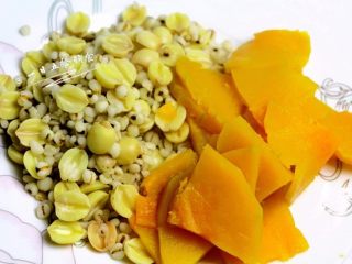 4、南瓜莲子薏米牛奶饼,煮薏米的同时,南瓜洗净、去皮、切片,蒸15分钟至熟。
