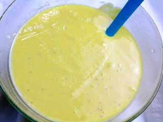 5、南瓜莲子薏米牛奶饼,煮熟的南瓜+莲子+薏米+牛奶一起打成糊状。想要饼越软这里牛奶要多放,糊糊越稀饼越软。????小贴士:这里可以把煮薏米的水利用起来,用一部分牛奶换