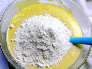 6、南瓜莲子薏米牛奶饼,成品糊从料理机里倒出来,加入面粉和2克盐拌匀。