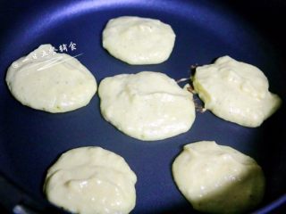 8、南瓜莲子薏米牛奶饼,烧热平底锅。