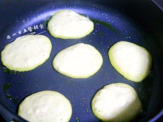 10、南瓜莲子薏米牛奶饼,也可以加点油煎。