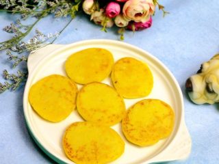 13、南瓜莲子薏米牛奶饼,????小贴士:很多胃肠不好的人喝牛奶会感觉腹胀,但在其他杂粮薯类食材的配合下,大大减轻胀气程度,同时又能补充杂粮中所缺乏的钙、蛋白质和维生素A