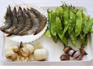 1、百合海虾荷兰豆小炒,首先备齐所有的食材。