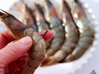2、百合海虾荷兰豆小炒,用厨房剪子剪开海虾的背部中间，去掉虾线和虾须后洗净备用。
