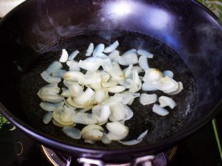 4、百合海虾荷兰豆小炒,陶瓷炒锅里倒入适量清水煮沸后，加入一勺盐，把洗净的百合焯水至20秒，捞出后用冷水浸泡备用。