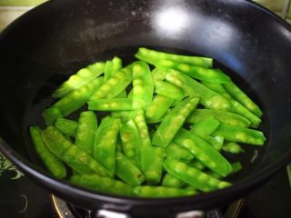 5、百合海虾荷兰豆小炒,用同样的方式把荷兰豆焯水30秒后再用冷水浸泡备用。
