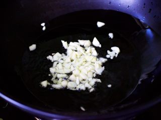 6、百合海虾荷兰豆小炒,陶瓷炒锅烧热后倒入花生油烧至六成热时，爆香大蒜末。