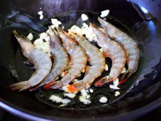 7、百合海虾荷兰豆小炒,这个时候把海虾放到锅里小火慢慢开始煎制。