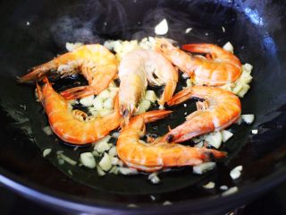 8、百合海虾荷兰豆小炒,看见把海虾煎出来红虾油变色的时候。