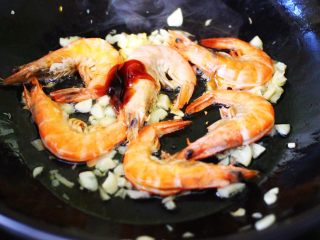 9、百合海虾荷兰豆小炒,这个时候加入蚝油调味。