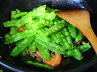 10、百合海虾荷兰豆小炒,再加入焯过水的荷兰豆。