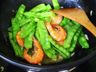 12、百合海虾荷兰豆小炒,大火继续翻炒均匀后。