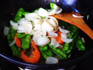 13、百合海虾荷兰豆小炒,这个时候加入焯过水的百合。