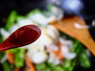 14、百合海虾荷兰豆小炒,加入料酒是为了去掉海虾里的腥味。