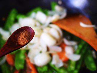 15、百合海虾荷兰豆小炒,再加入花椒粉来增加口感。