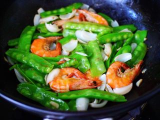 17、百合海虾荷兰豆小炒,大火继续翻炒至1分钟后即可关火。