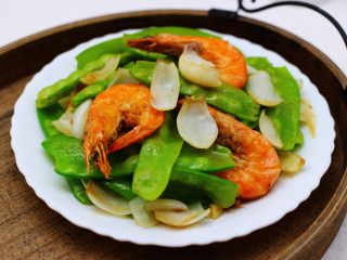 18、百合海虾荷兰豆小炒,鲜甜嫩滑又美味的百合海虾荷兰豆小炒就出锅咯，盛到盘子里就可以享用啦。