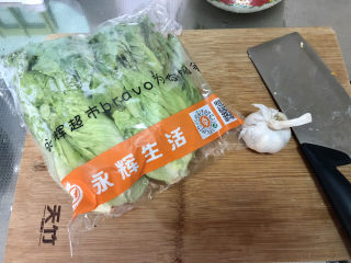 1、蒜蓉生菜➕柳塘新绿却温柔,食材很简单：生菜两颗，蒜一头