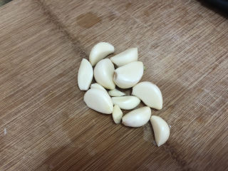 3、蒜蓉生菜➕柳塘新绿却温柔,蒜剥皮洗净