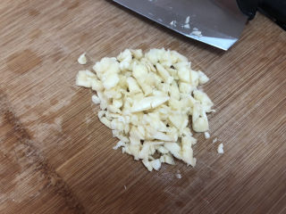 4、蒜蓉生菜➕柳塘新绿却温柔,蒜切蒜蓉，不用切的太小，有点颗粒感更好吃