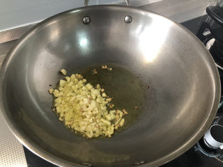 6、蒜蓉生菜➕柳塘新绿却温柔,热锅冷油，下蒜蓉，中小火煸到金黄